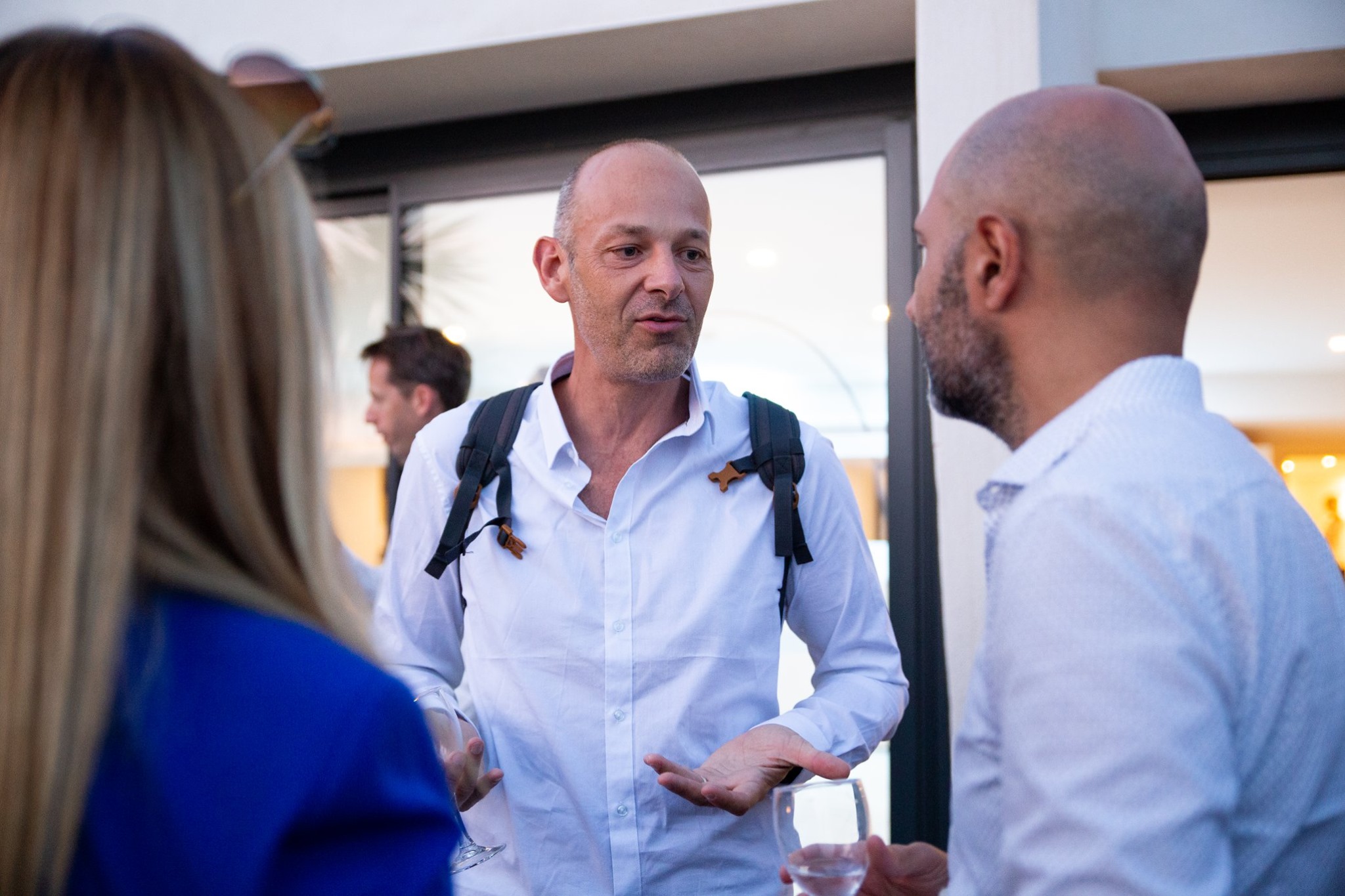 Éric en discussion lors d'un événement